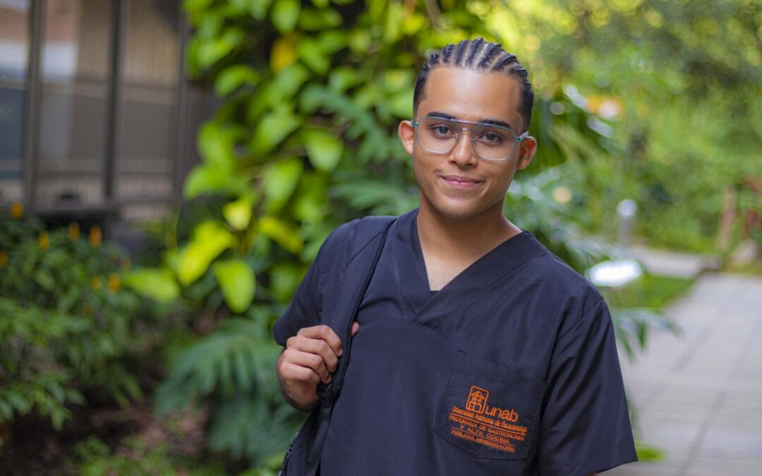 De vender pizzas a soñar con estrellas Michelin: la historia de Melvin gracias al Fondo de Becas UNAB