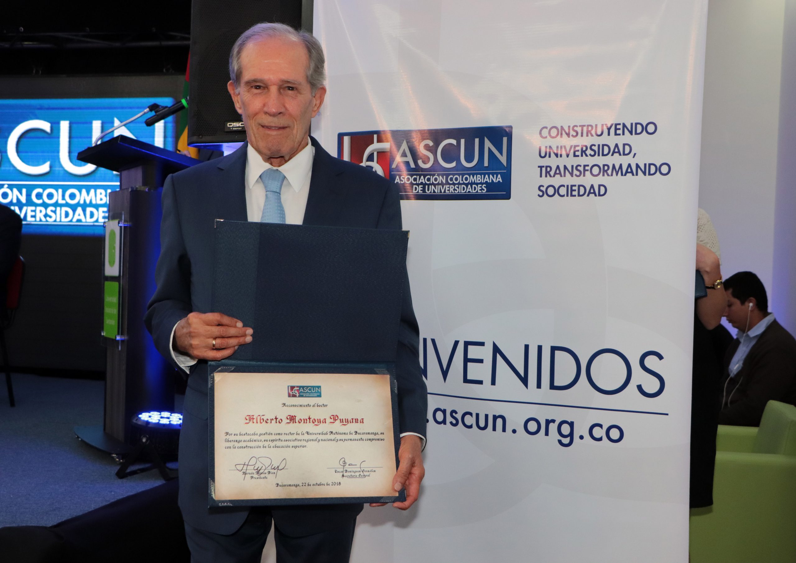 Rector UNAB recibe reconocimiento de ASCUN