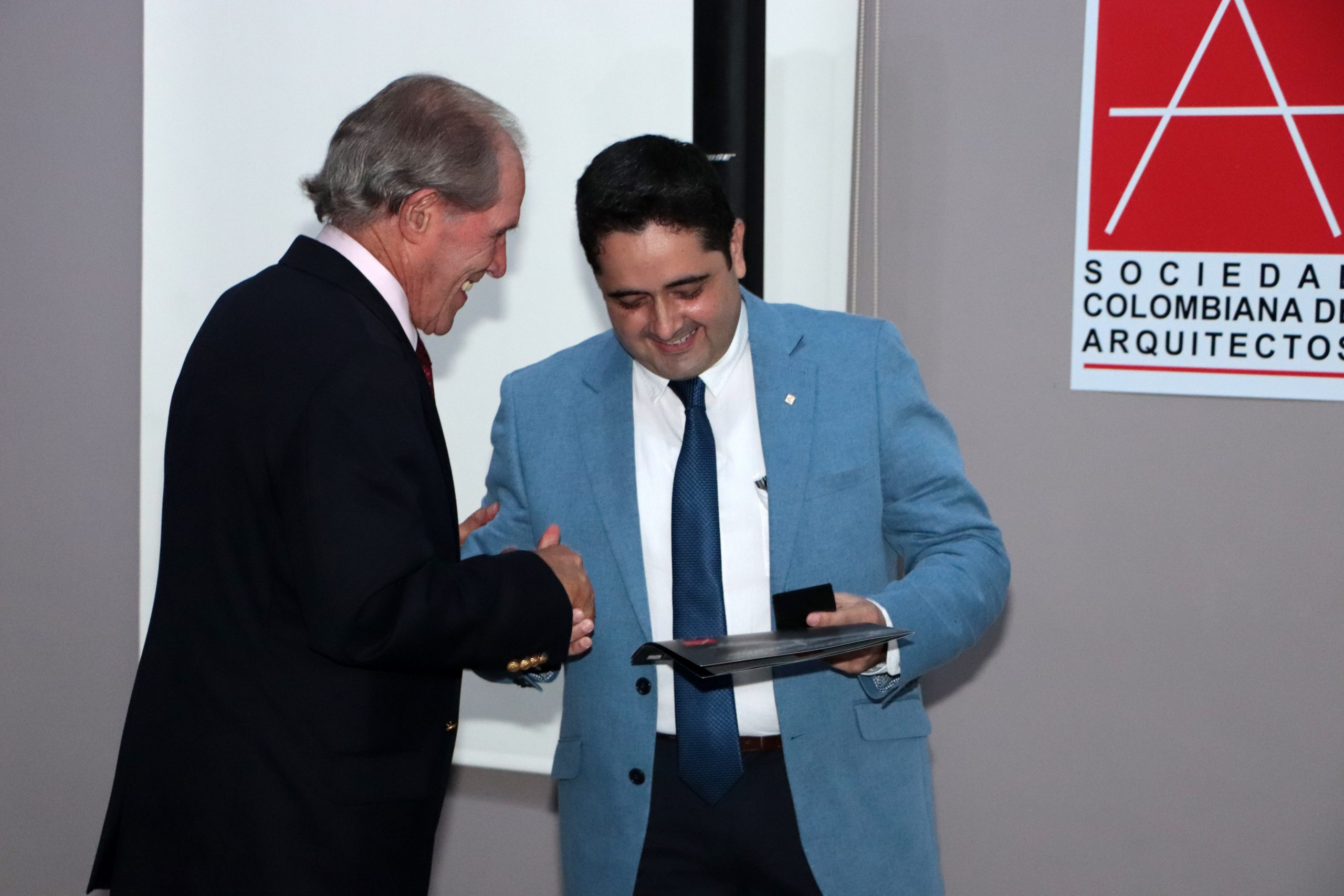 Continúan reconocimientos a labor de rector saliente de la UNAB