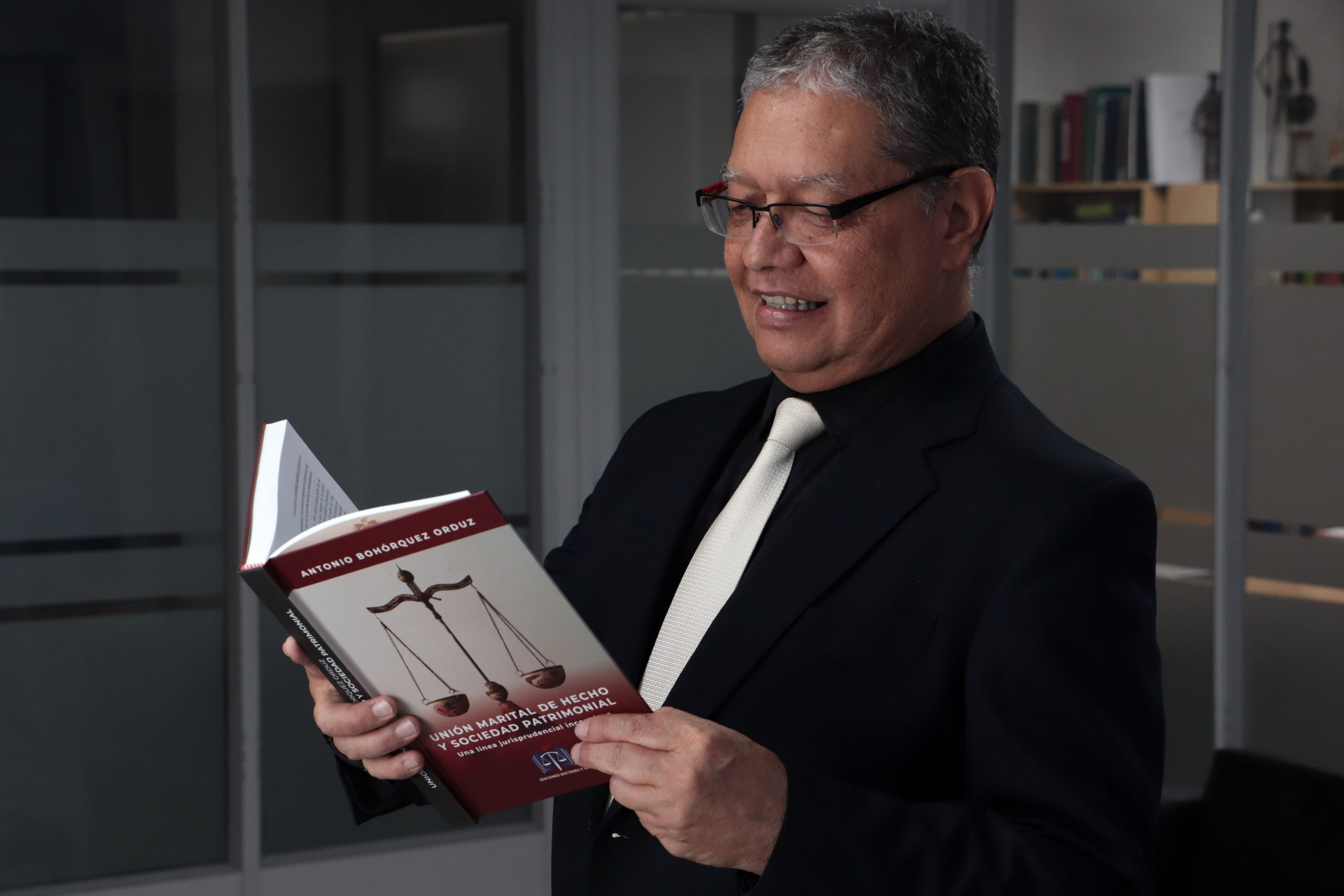 El docente Antonio Bohórquez lanza libro sobre unión marital de hecho