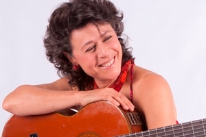 Claudia Gómez, Guitarra y Voz