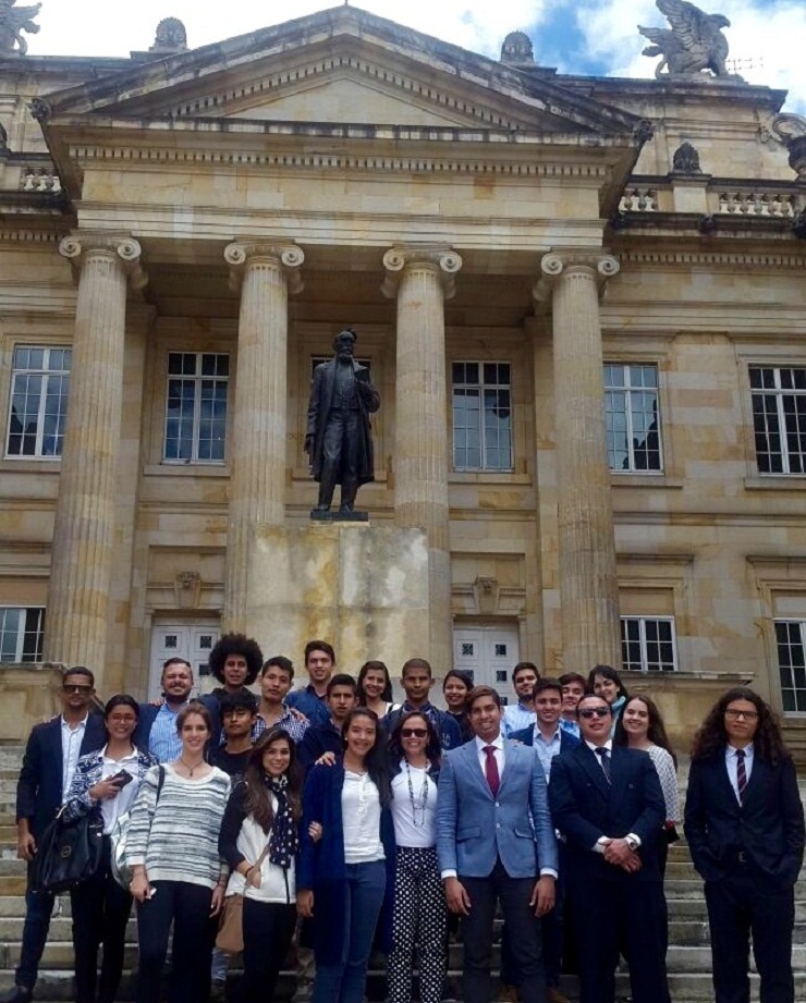 Estudiantes del Programa de Derecho de la Universidad visitaron el Congreso de la República.