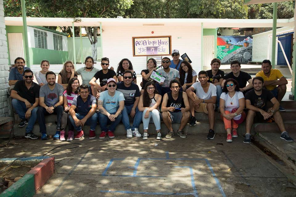 Egresados UNAB realizan exitosa serie de televisión regional Ole mano