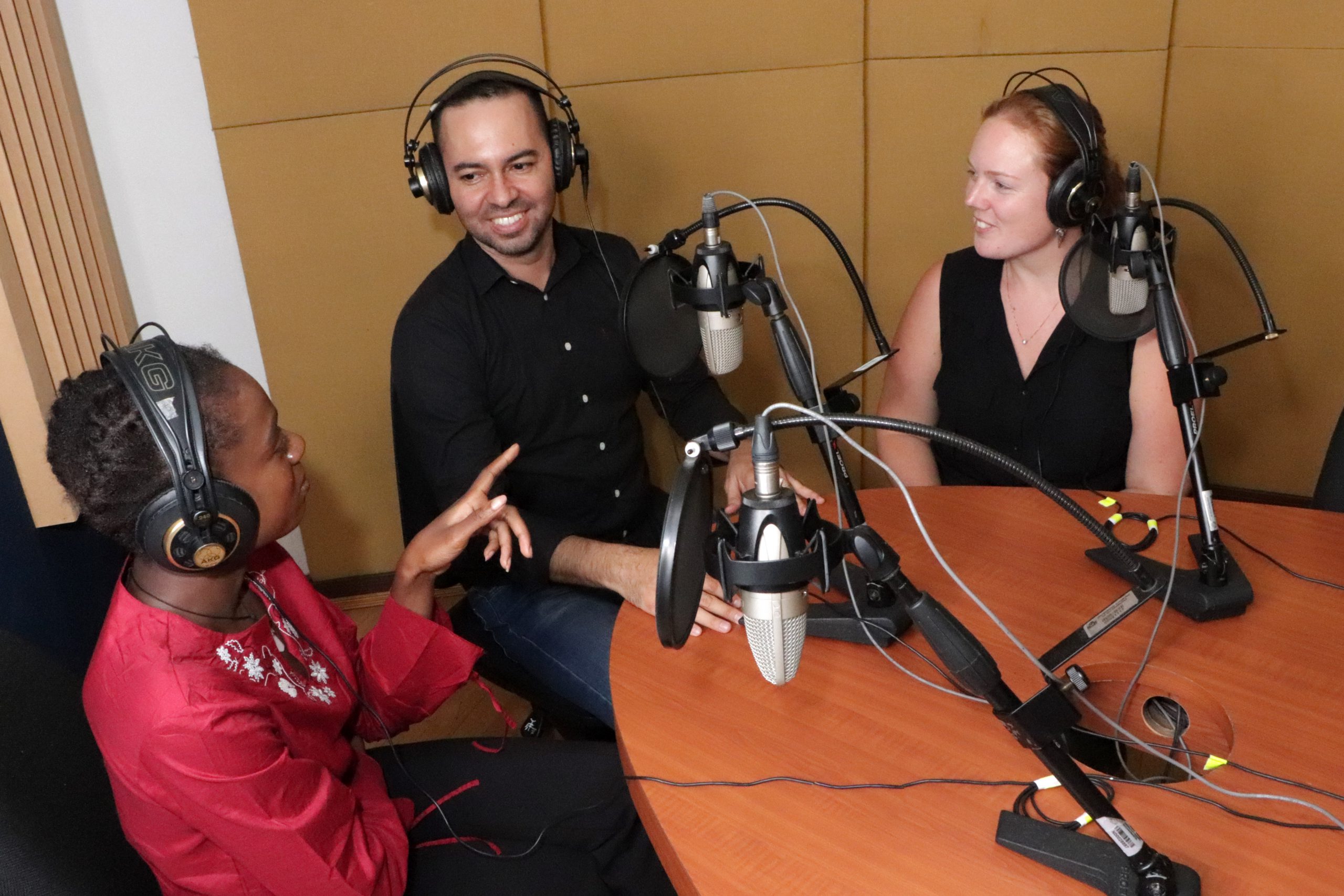 UNAB Radio lanza programa en inglés