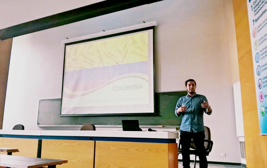 Estudiante de Ingeniería Mecatrónica becado por la Université dOrléans