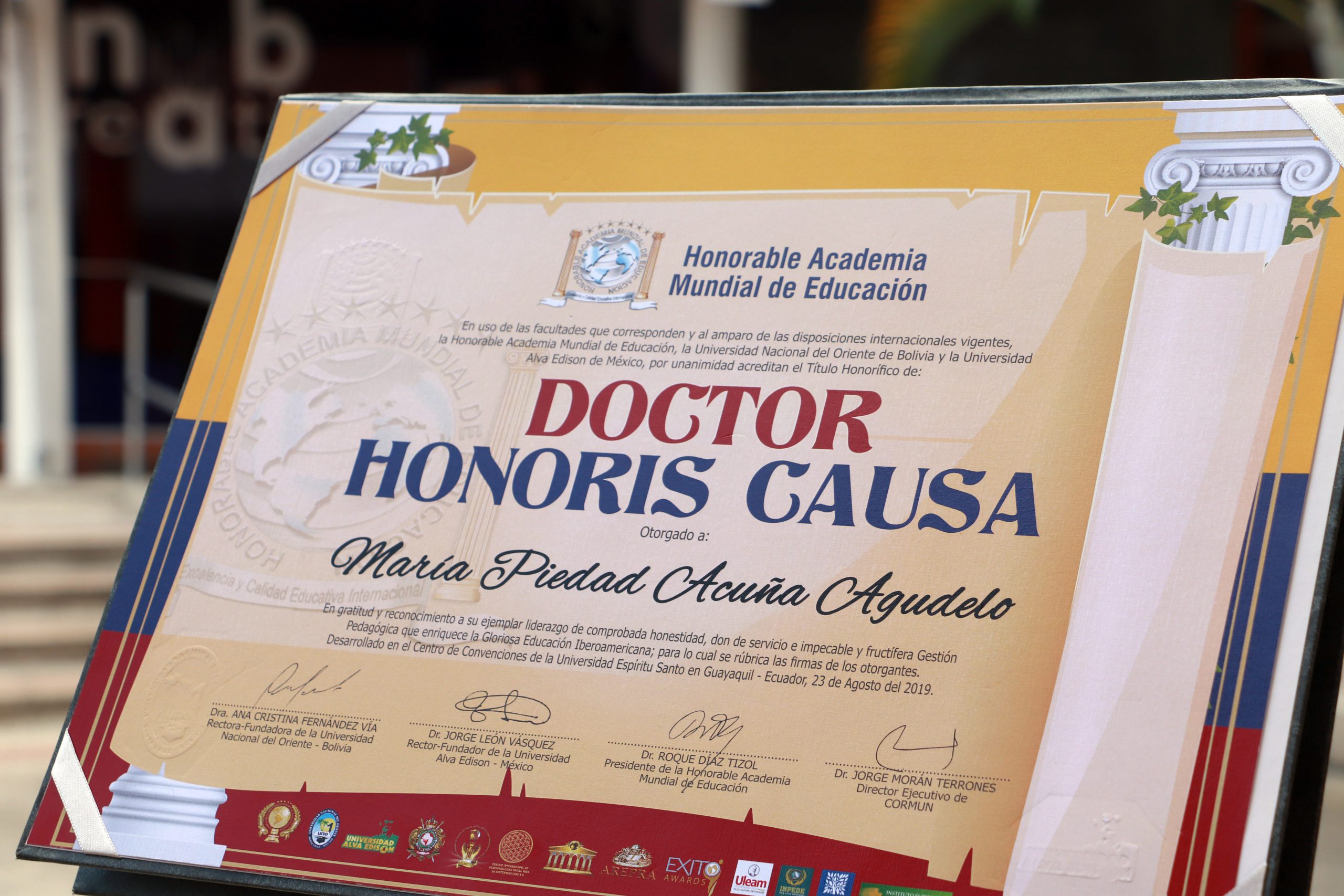 María Piedad Acuña, docente UNAB recibe Doctor Honoris Causa