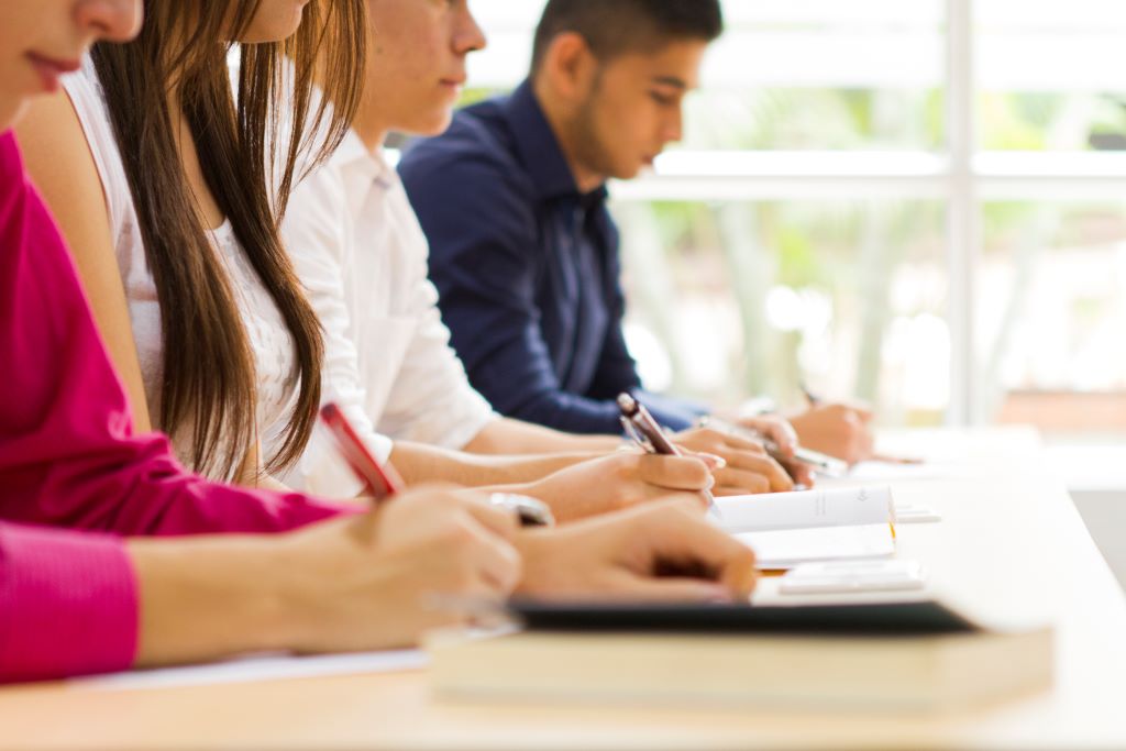 Becas para estudios de doctorado en Colombia  Convocatoria Colciencias