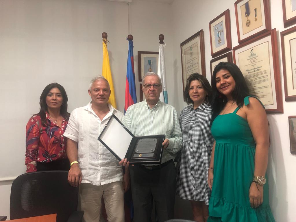Decano de la Facultad de Ciencias Jurídicas y Políticas recibe reconocimiento de Acofade