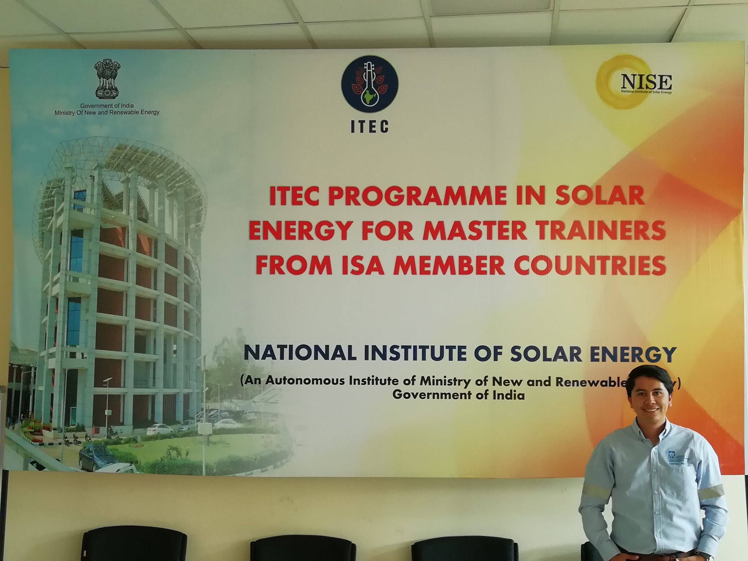 Profesor UNAB becado en curso internacional sobre energía solar