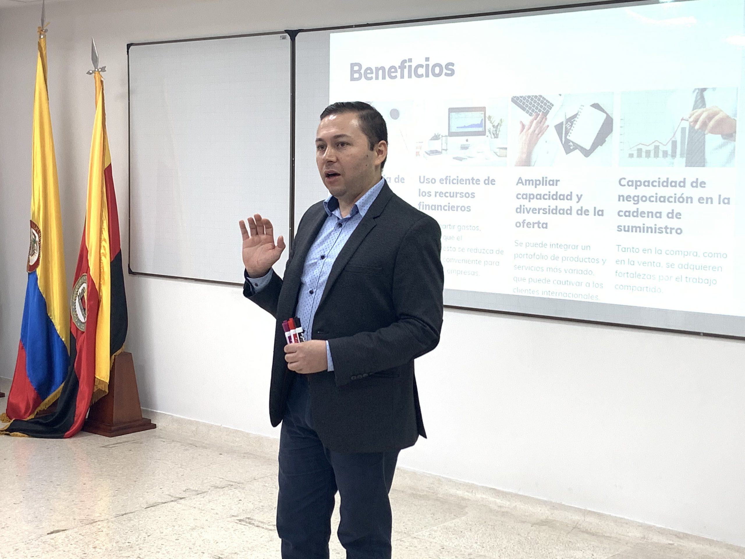 Empresarios participan en charla sobre exportación