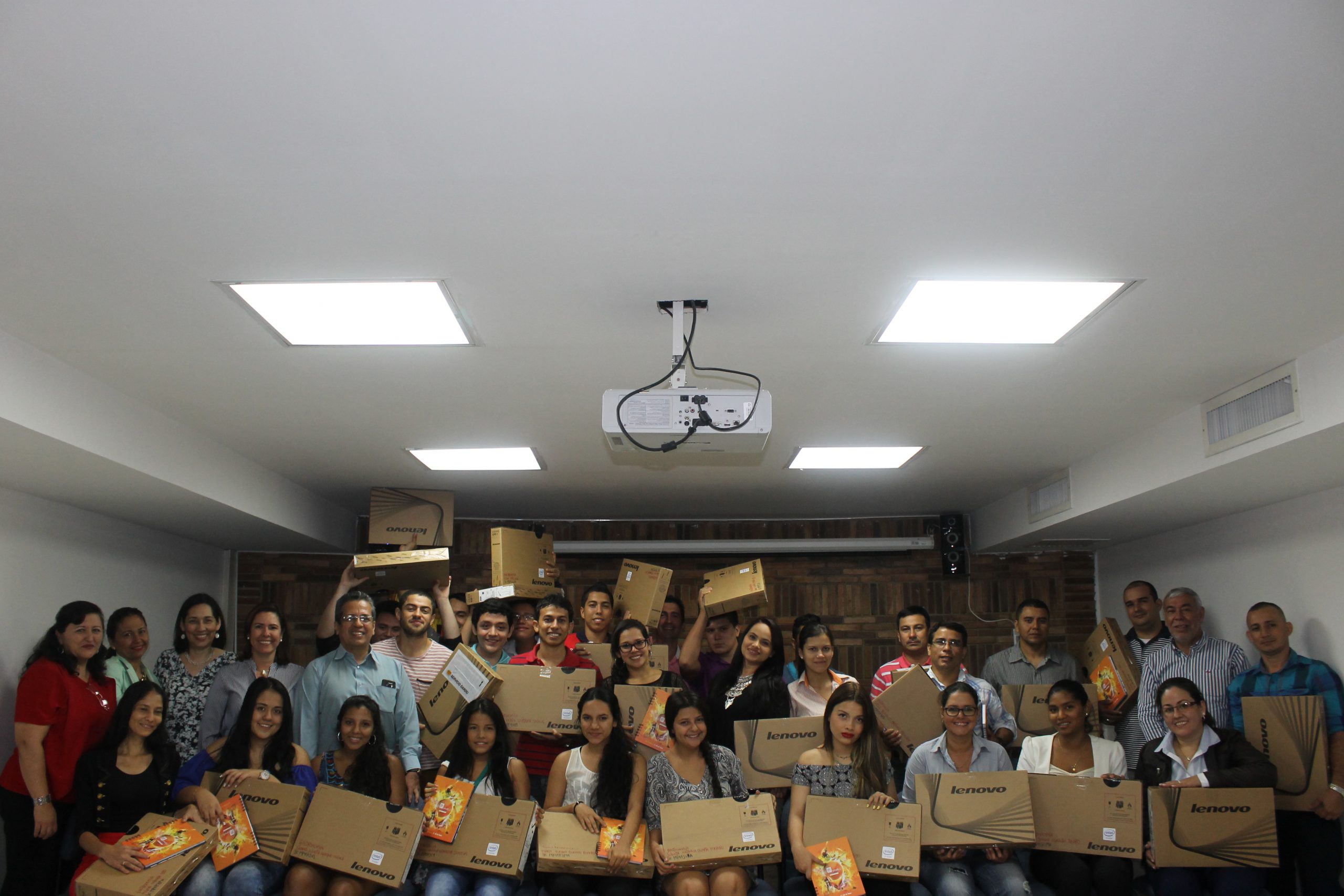 Entrega de computadores a estudiantes virtuales