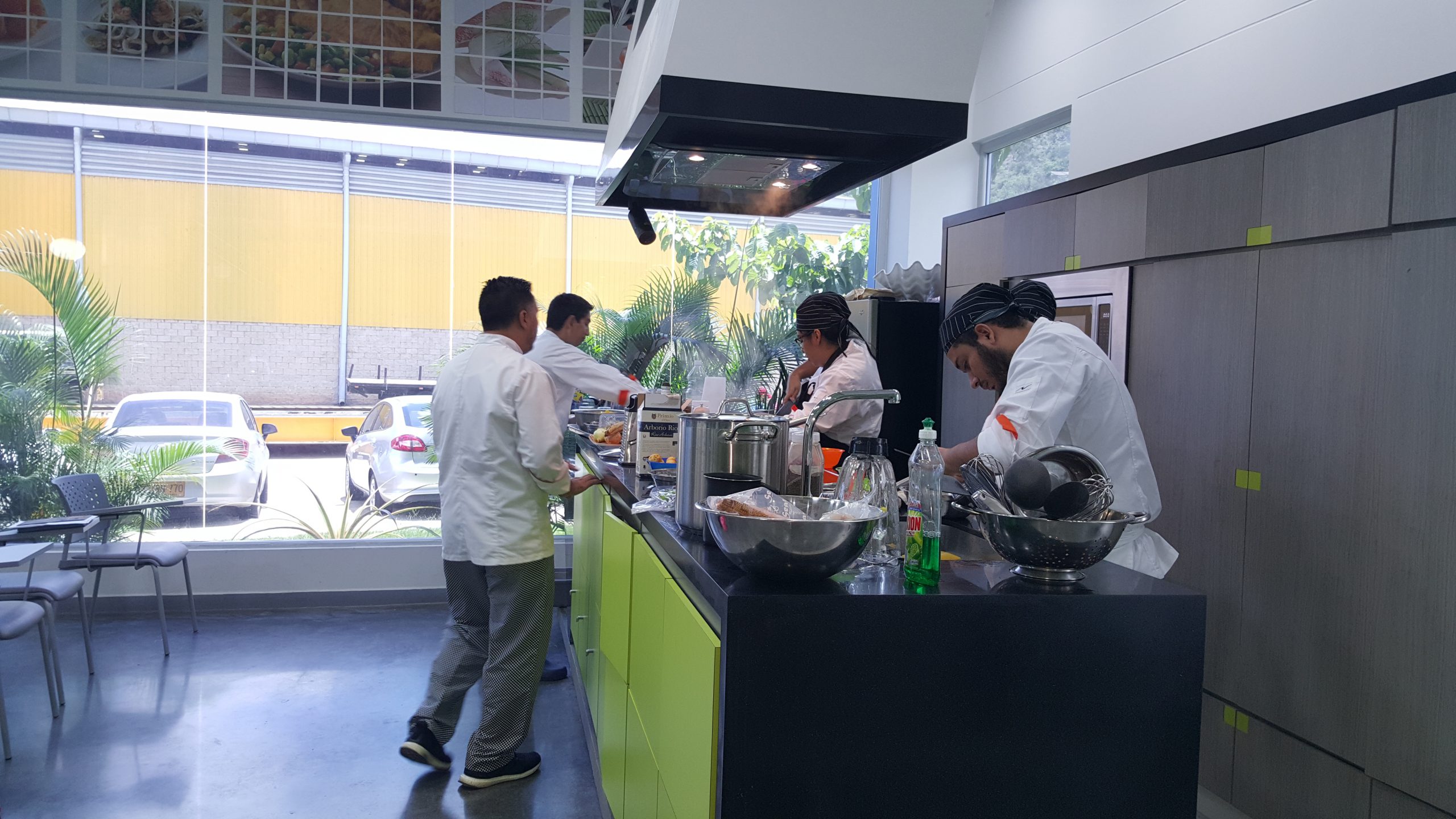 Estudiantes se reunieron con chef Harry Sasson