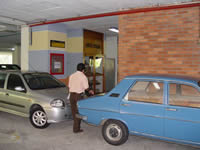 En los parqueaderos no cabe un carro más