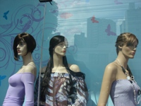 La mujer en la vitrina