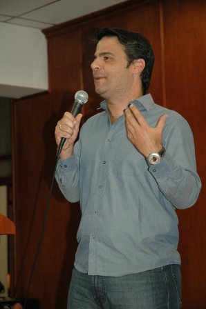 El humor, arma de Luis Chataing para decir la verdad