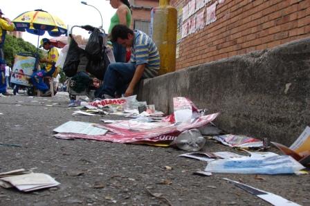 Repartidores de publicidad de los diferentes candidatos y representantes dejaron las zonas de votación y aledañas en estado de contaminación