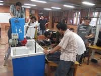 Estudiantes de Mecatrónica crean máquina didáctica