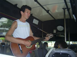 Vendedores buscan el pan diario en los buses