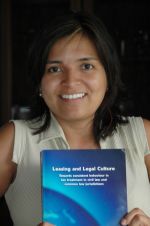 Abogada UNAB, doctora Cum Laude en Holanda