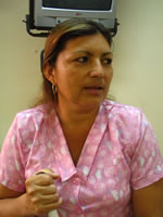 Ocho horas diarias entre escobas y traperos