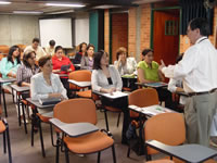 Padres de familia y directivos reunidos en casa