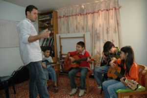 Estudiantes que enseñan su arte