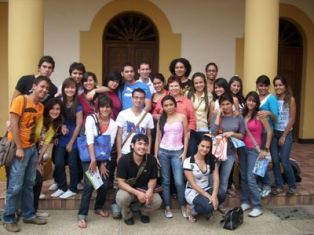 Estudiantes en Foro de Cultura