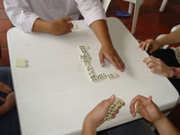 Entre el póquer, los libros y el dominó