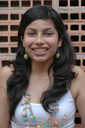 María Dherika alterna los códigos y la raqueta