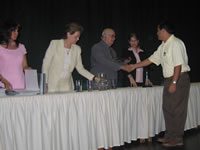 Entrega de diplomas a docentes