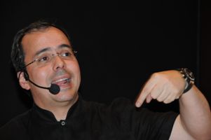 «No hago campaña sucia, soy estratega»