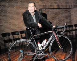 Lucho Herrera se montó otra vez a la bicicleta