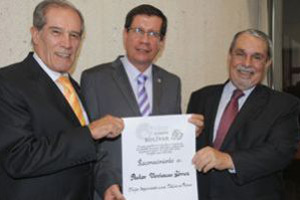 Y van tres «Simón Bolívar» para la UNAB