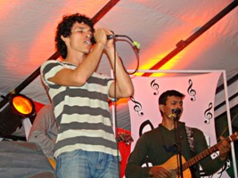 Niños y jóvenes  cantaron en inglés