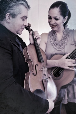 Sandra Arango (viola) y Edwin Guevara (guitarra)