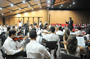 Orquesta Sinfónica UNAB rinde homenaje a José A. Morales