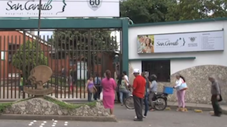 Hospitales públicos se ahogan