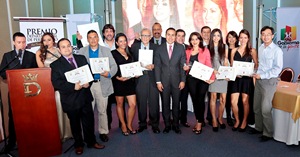 Estudiante de Administración de Empresas, recibe premio periodístico