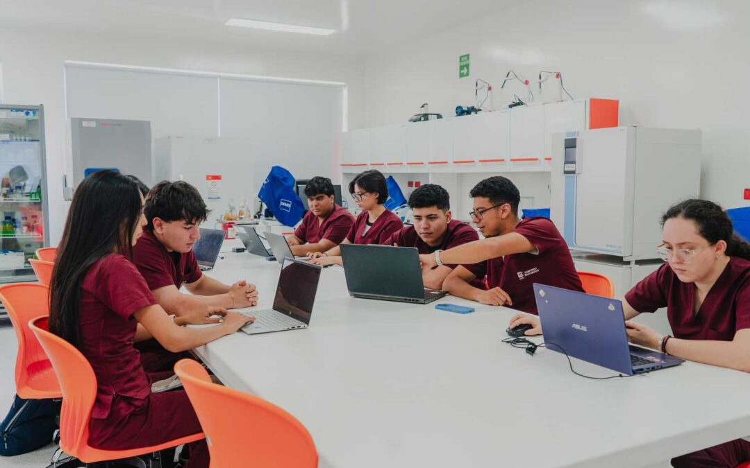 Programa de Ingeniería Biomédica recibe visita de evaluación externa con fines de acreditación