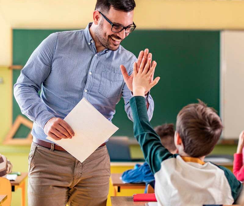 Profesor de Ciencias Naturales para Secundaria en el Instituto Caldas (INC)