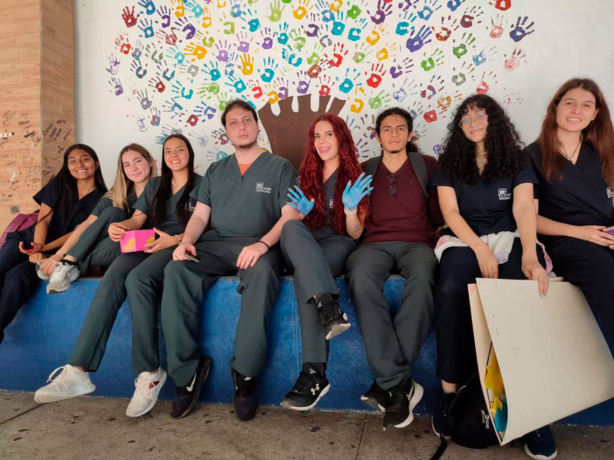 Autocuidado y arte: mural hecho por estudiantes universitarios y de secundaria marca cierre de primera etapa de proyecto de salud
