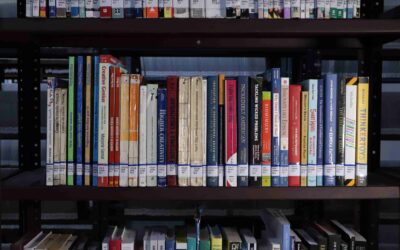 Universidad UNAB recibe valiosas colecciones de libros a través de reciente donación