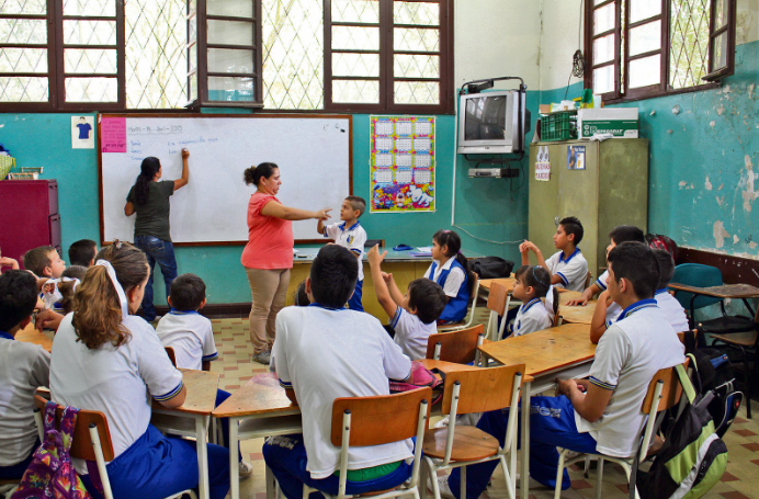 Profesionales formándose en la UNAB en estrategias de educación inclusiva para crear entornos de aprendizaje equitativos y diversos.