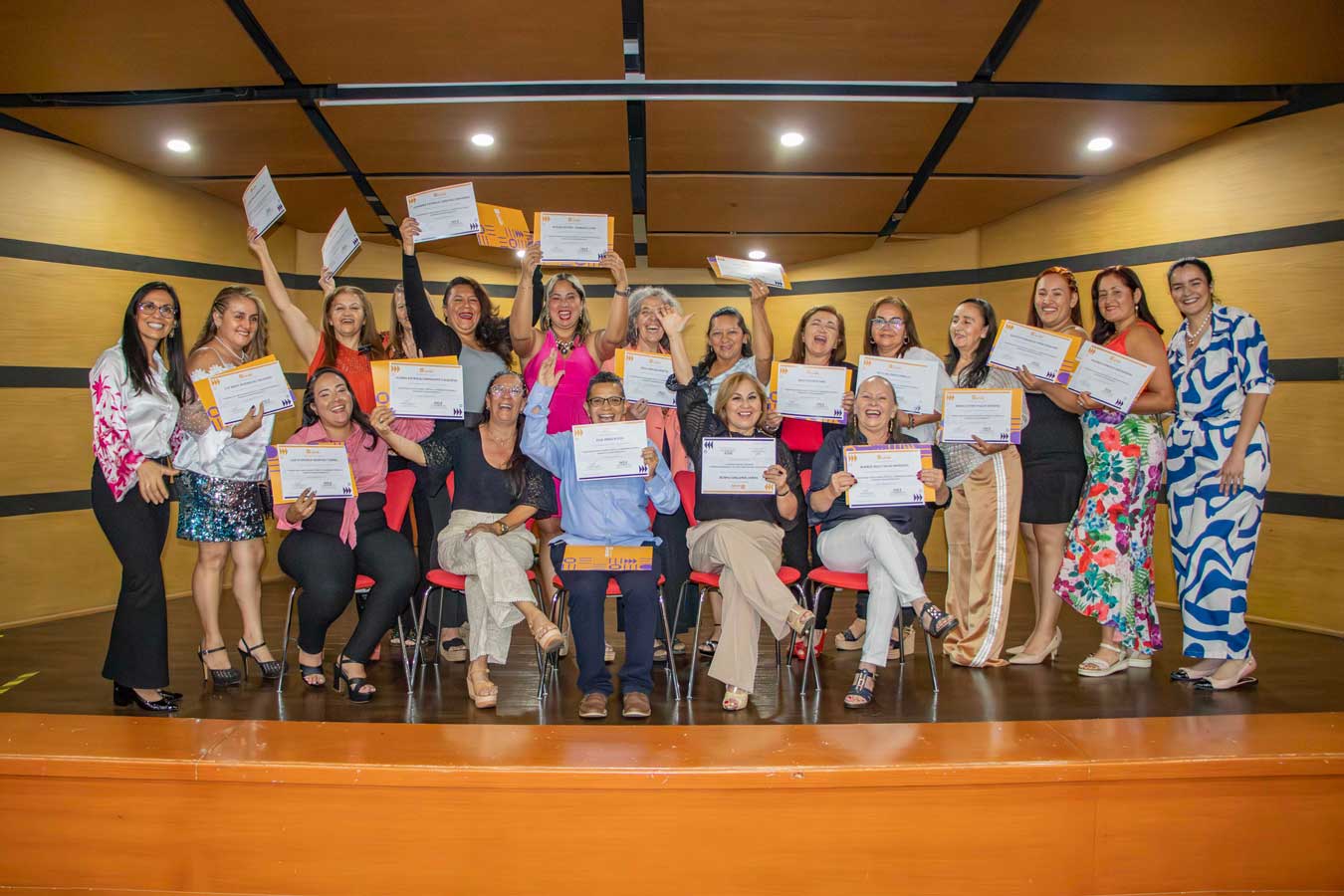 20 mujeres taxistas culminaron ciclo de formación gratuito en la UNAB