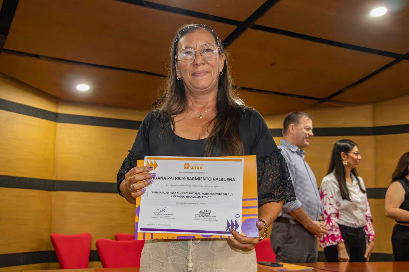 20 mujeres taxistas culminaron ciclo de formación gratuito en la UNAB