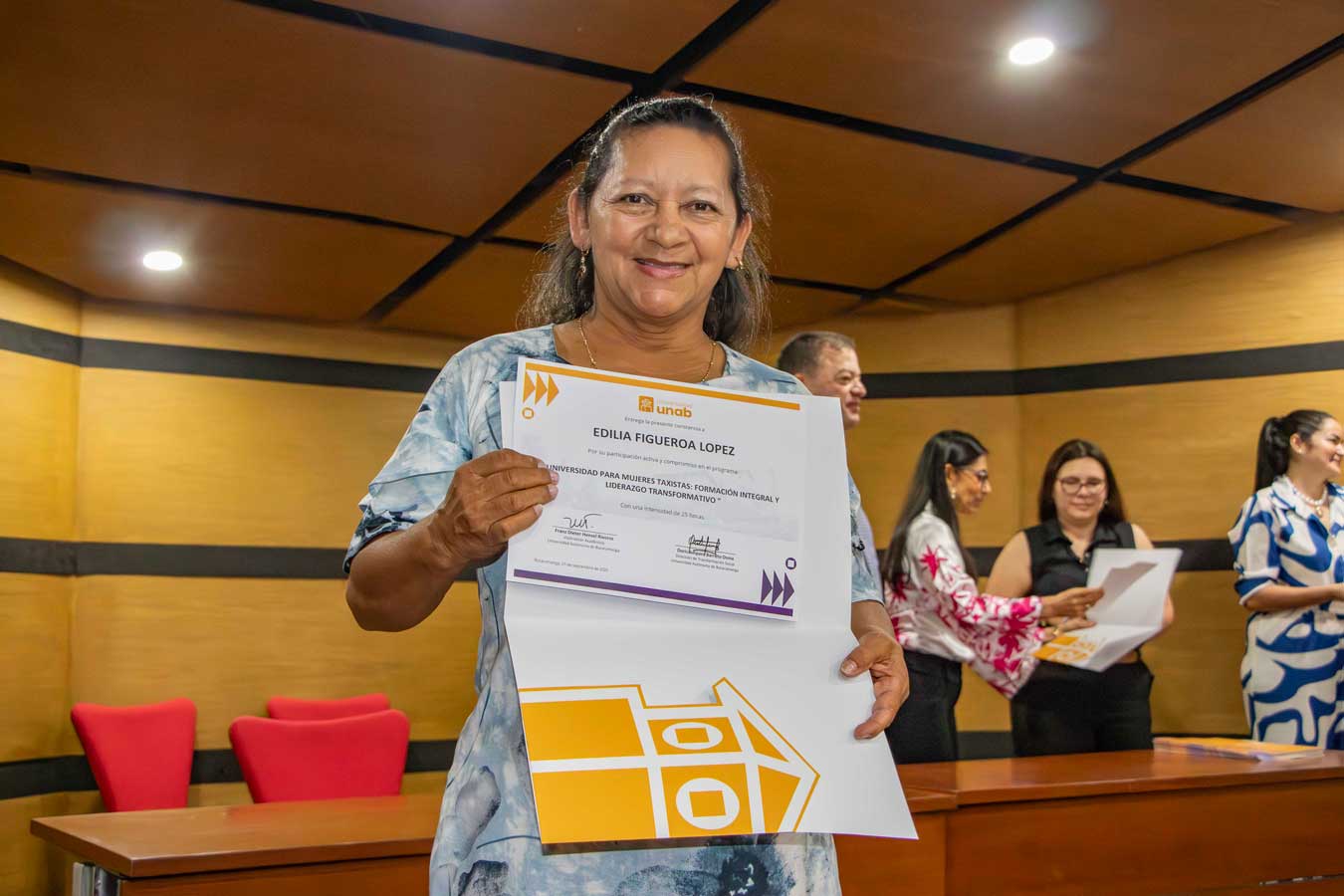 20 mujeres taxistas culminaron ciclo de formación gratuito en la UNAB