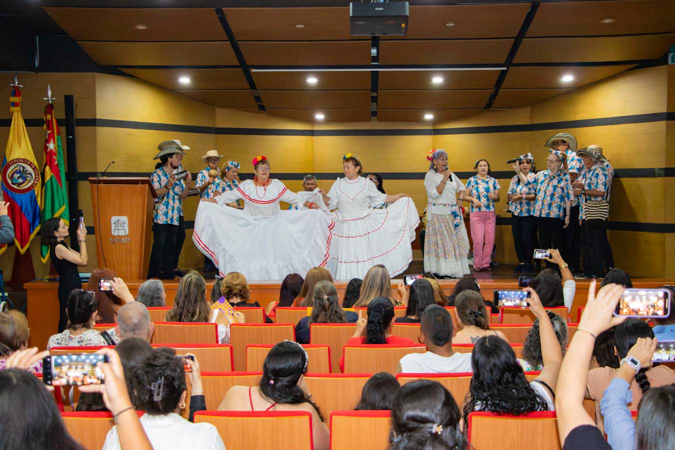20 mujeres taxistas culminaron ciclo de formación gratuito en la UNAB