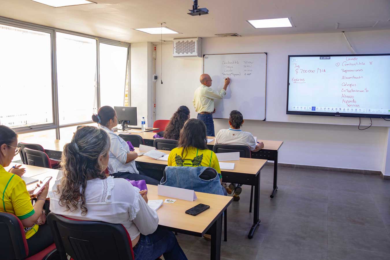 20 mujeres taxistas culminaron ciclo de formación gratuito en la UNAB