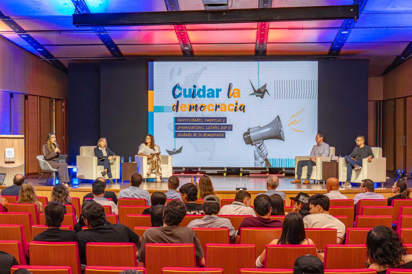 Cuidado con la democracia: percepciones nacionales y locales orientadas por la academia