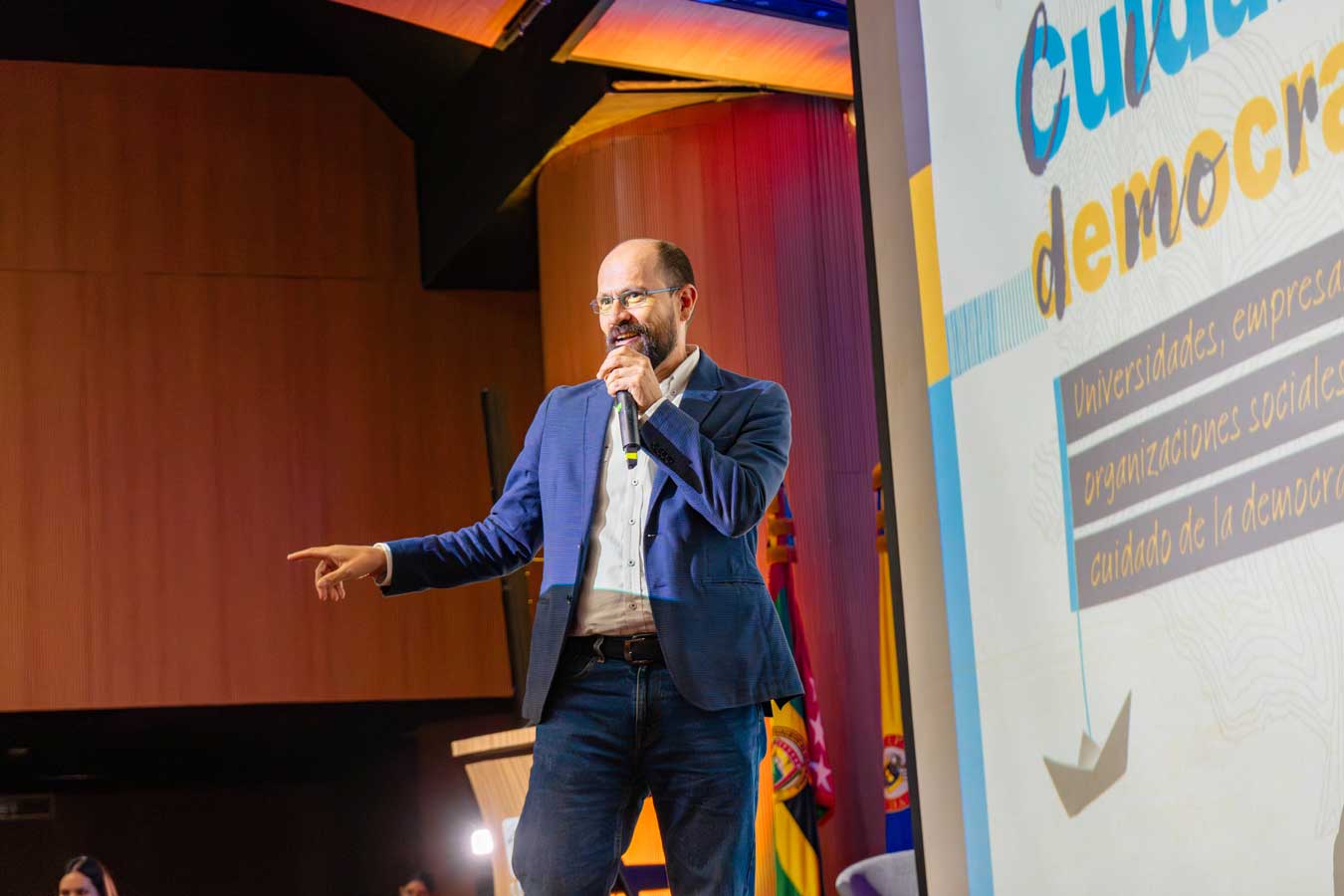 Cuidado con la democracia: percepciones nacionales y locales orientadas por la academia